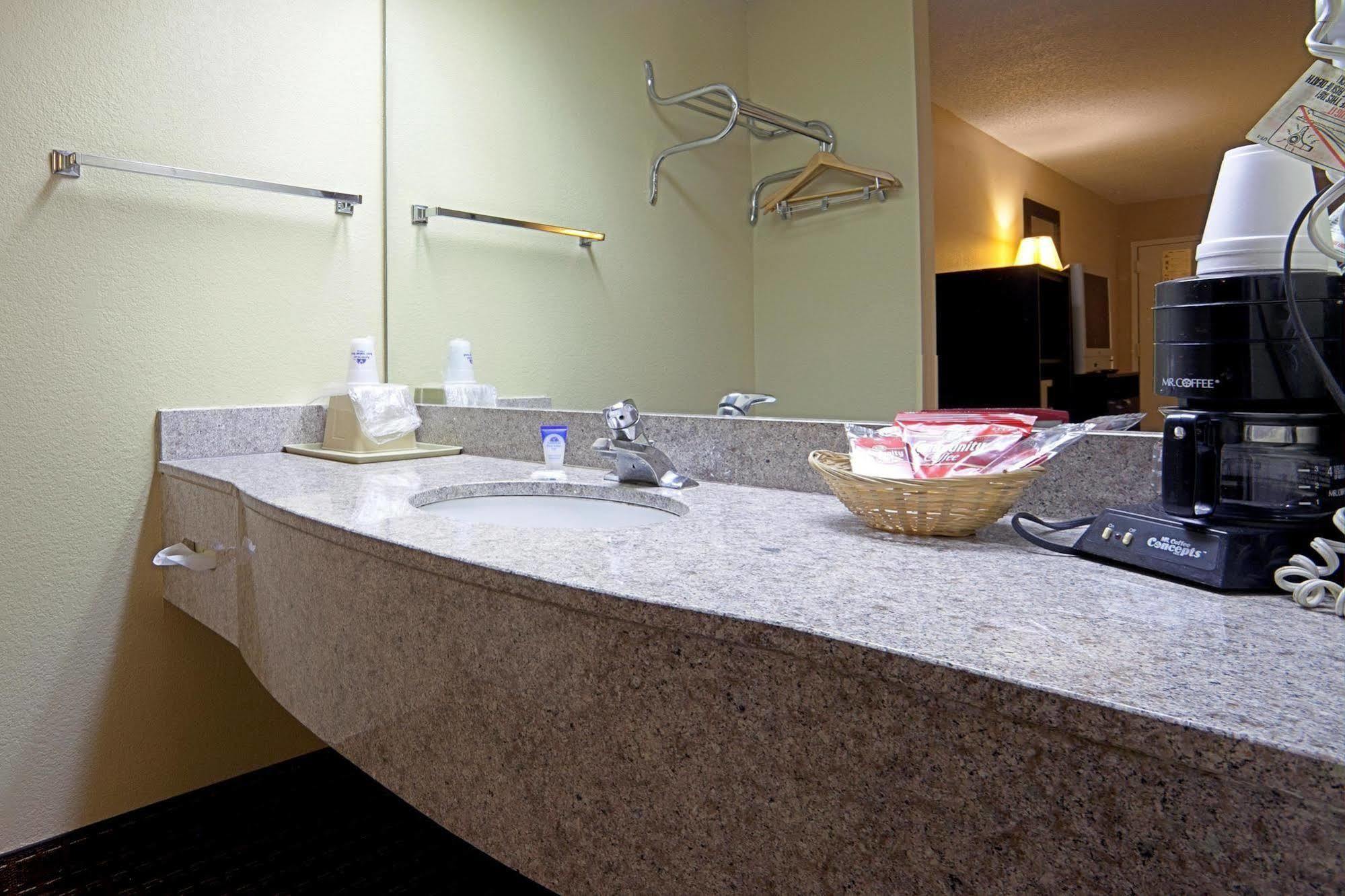 Americas Best Value Inn-Montezuma Pokoj fotografie
